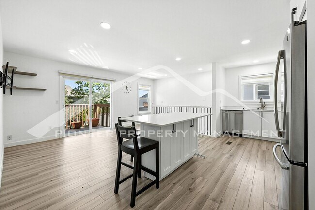 Building Photo - Spacious Townhouse with Washer/Dryer and C...