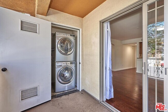 Building Photo - 4822 Elmwood Ave