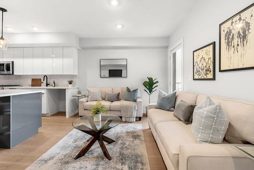 Living Area - 321 W Broadway