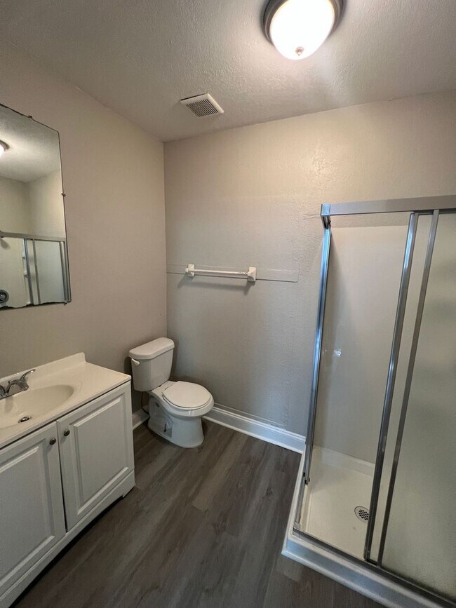 Building Photo - Completely Renovated 3 Bed / 2 Bath Home!