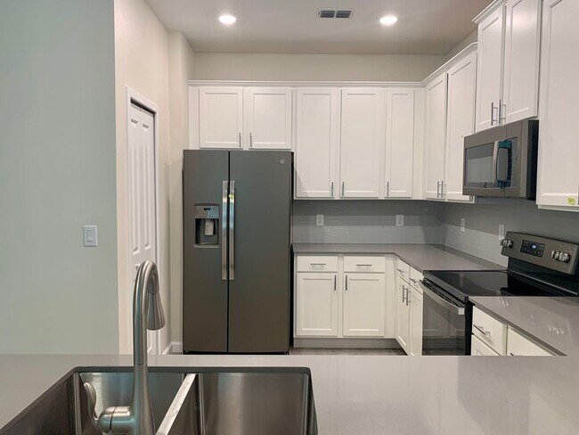 Building Photo - Beautiful Town house for Rent
