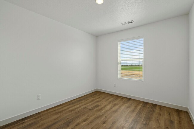 Building Photo - 4973 N Willowbank Dr