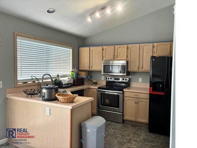 Building Photo - Three Bed, Two Bath Furnished Home Availab...