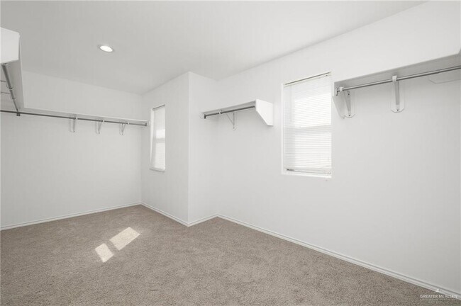 Building Photo - 18 Petunia Ave
