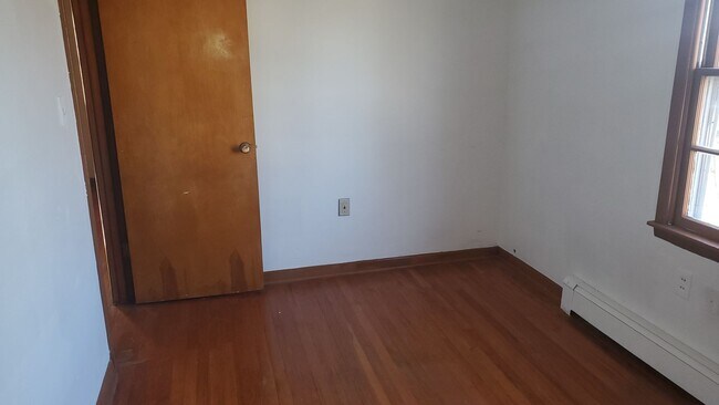 Building Photo - 3 bd, 2 ba house NE Columbia, 2nd living room downstairs, fenced, w/d included