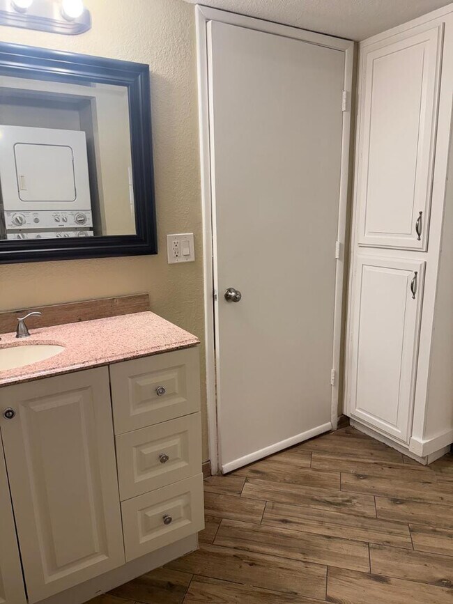 Building Photo - 461 W Holmes Ave