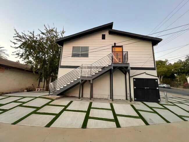 Building Photo - 1385 N Marengo Ave