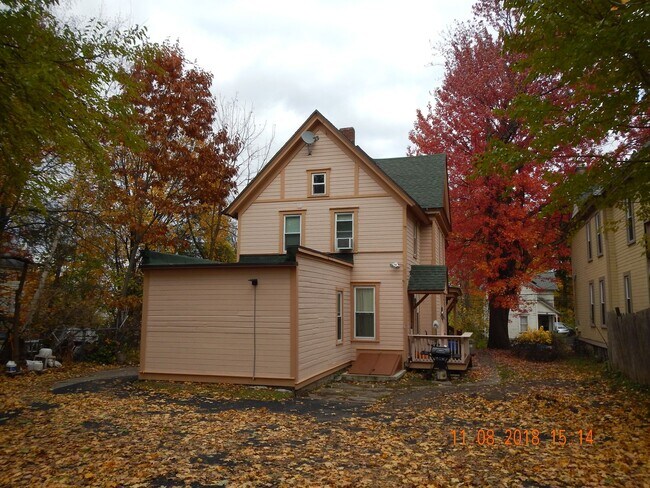 Building Photo - AVAILABLE 8/1/26 - Second Floor Efficiency...
