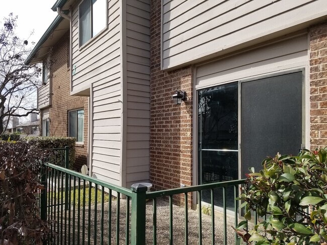 Building Photo - Adorable 2 bedroom townhome style Condo