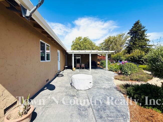 Building Photo - 22369 Ferdinand Ct