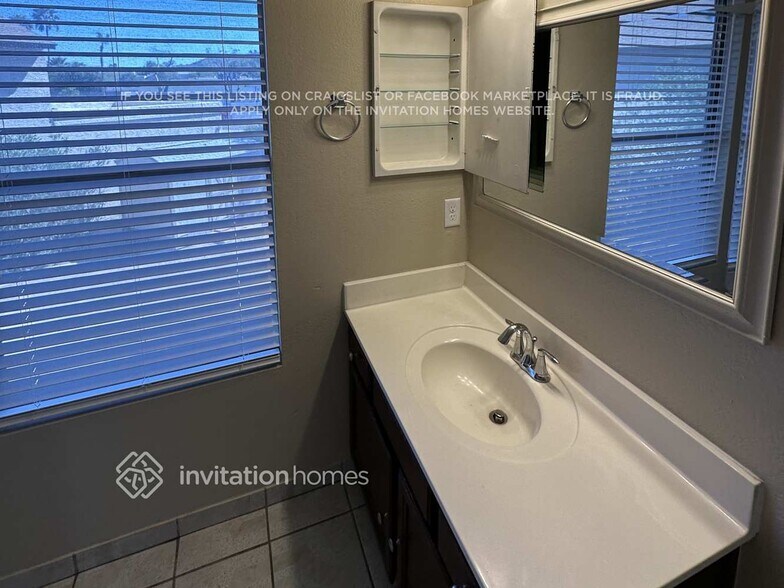 Building Photo - 1014 E Marco Polo Rd