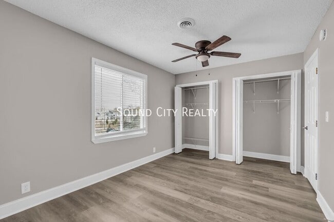 Building Photo - 403 Raintree Dr