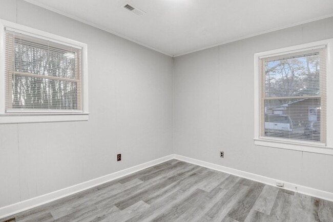 Building Photo - MOVE-IN READY! 3 BR, 1 BA Brick Ranch *EXCELLENT Wayne Mem. Drive Location!*