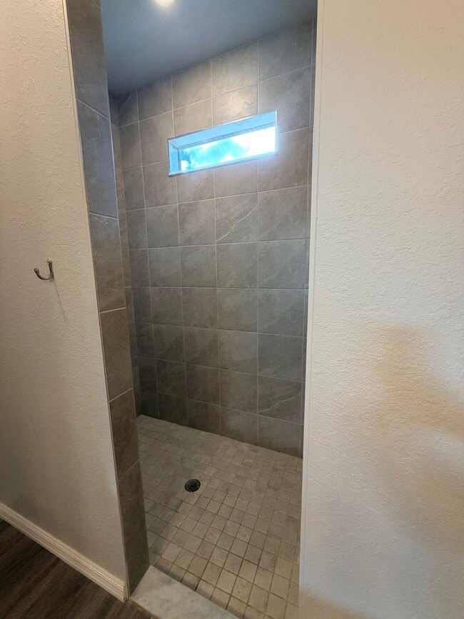 Building Photo - 3 bedrooms and 2 baths! FRESHLY RENOVATED!