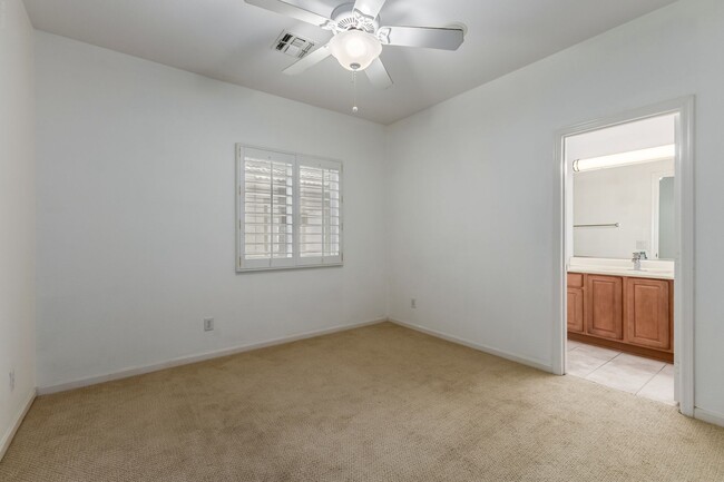 Building Photo - Long term rental in Oakwood with private pool