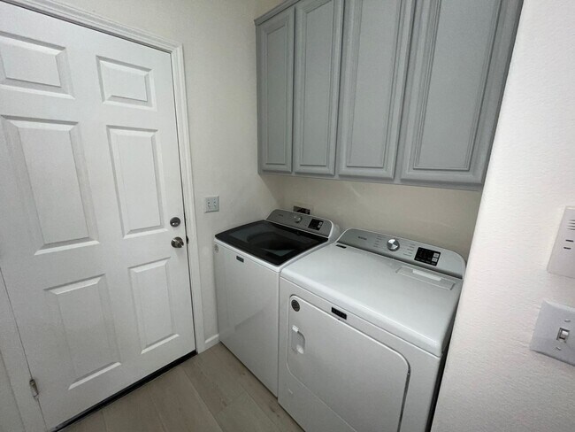 Building Photo - 3 Bed | 2 Bath | 1330SF | Tenant Pays $200...