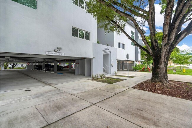 Building Photo - 645 Palmetto Dr