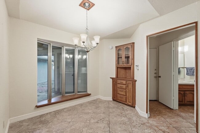 Building Photo - Charming 4 Bedroom 2.5 Bath Home In RISD!