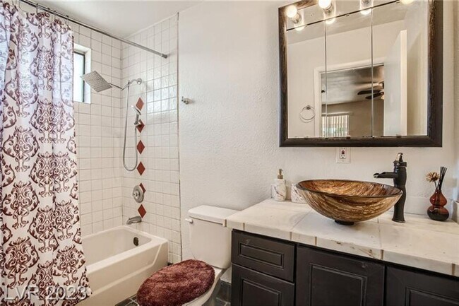 Building Photo - Fully Furnished with sparkling pool!