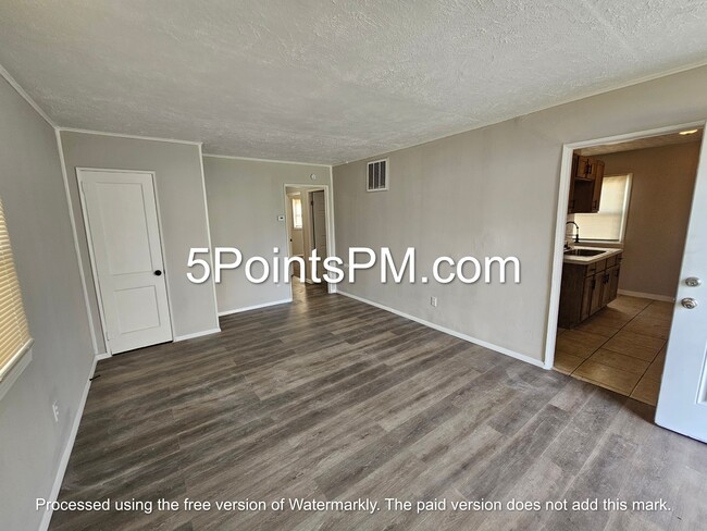 Building Photo - 4332 E 143rd St