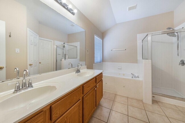 Building Photo - 5601 Lomita Verde Cir