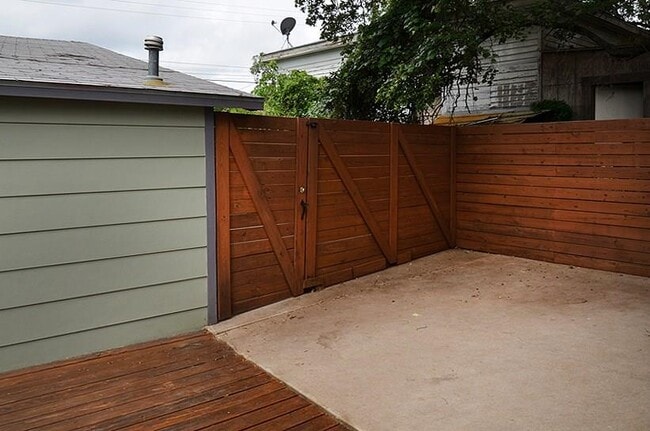 Building Photo - 1179 Oak Grove Ave