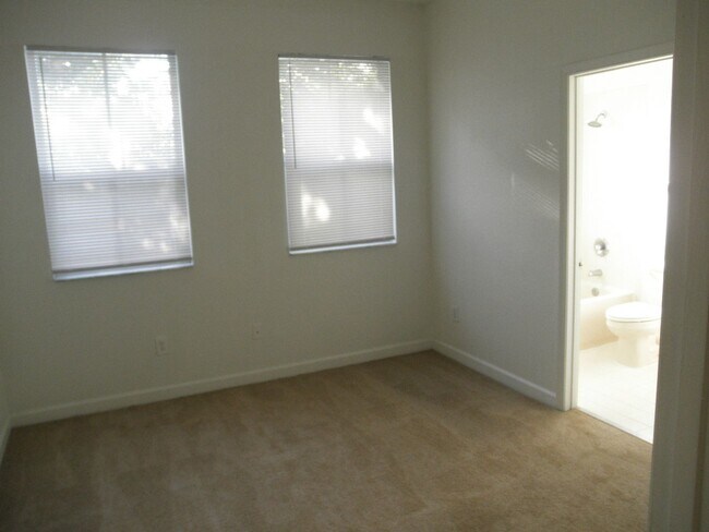 Building Photo - Shoma Townhomes