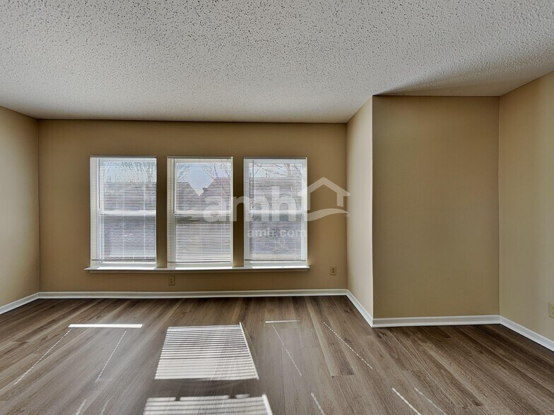 Building Photo - 10421 Parmer Cir