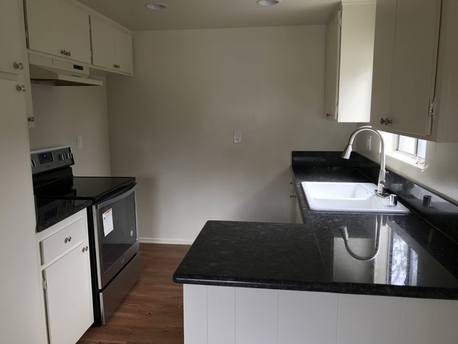 Building Photo - 2016 Ruhland Ave