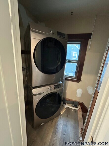 Building Photo - 6 Edgehill Rd