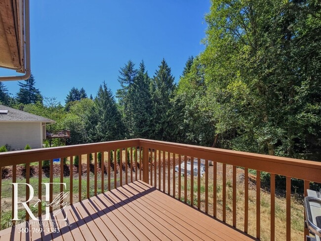 Building Photo - Comfortable 3-Bed Bremerton Home with Balc...