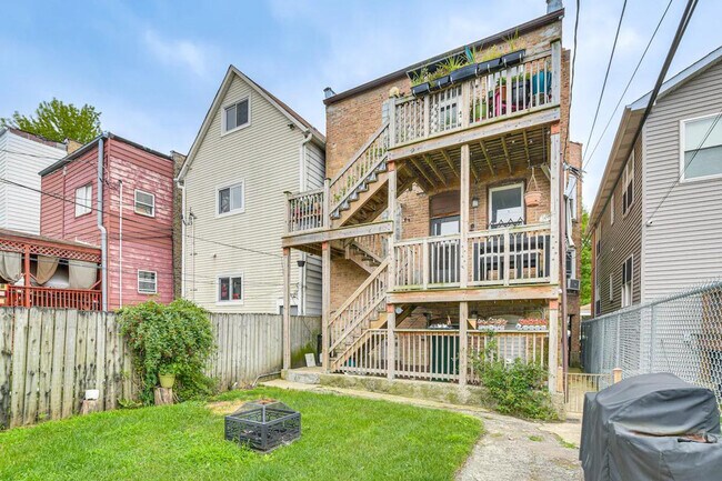Building Photo - 3252 W Wabansia Ave