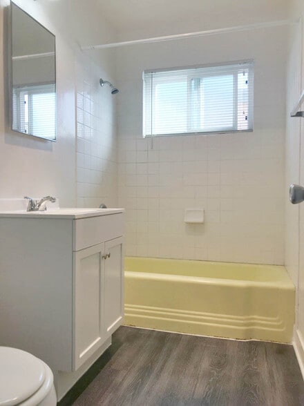 Want a yellow tub? - 487 E Park Ave