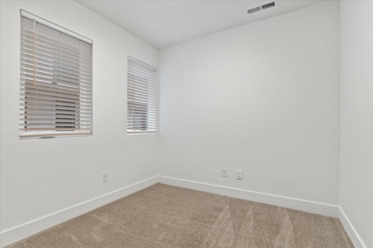 Building Photo - 1590 S 900 W