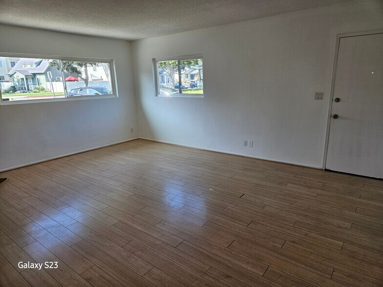 Main living room alternet vantag. - 1344 E Windsor Rd