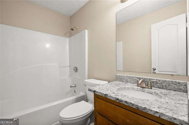 Building Photo - 200 E Country Woods Dr