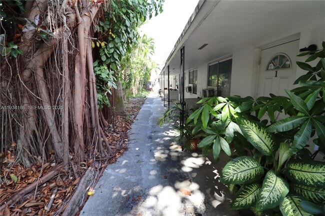 Building Photo - 915 NE 16th Terrace