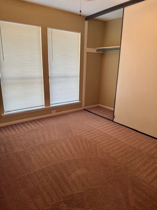 Building Photo - Move in ready! Three bedroom 2 bath home i...