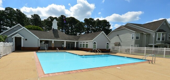 Building Photo - Community Clubhouse, exercise room & pool!