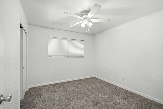 Building Photo - 2025 Sweetwater Dr
