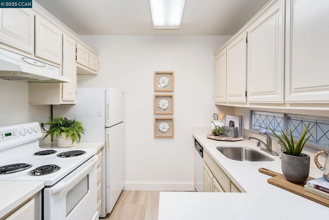 Building Photo - The updated bathroom offers a shower-over-...