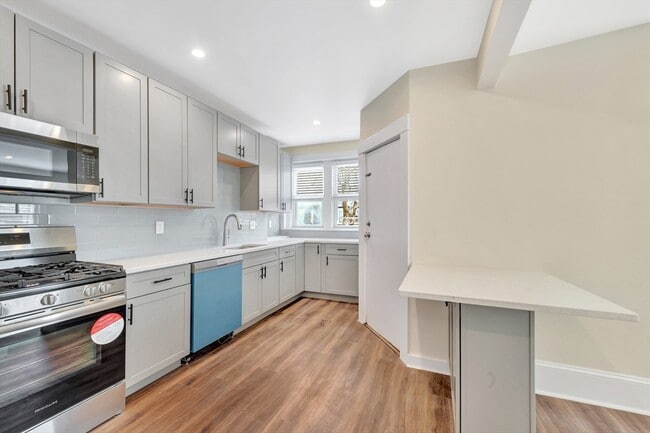 Building Photo - 105 School St