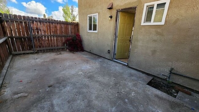 Building Photo - 2 bedroom, 1.5 bathroom townhome located near schools, shopping, restaurants, & Kern Medical Hosp...