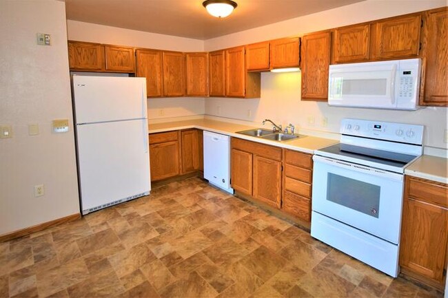 Building Photo - Large 3 Bedroom-White Lake