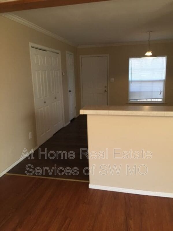 Building Photo - 503 W Warren Ave