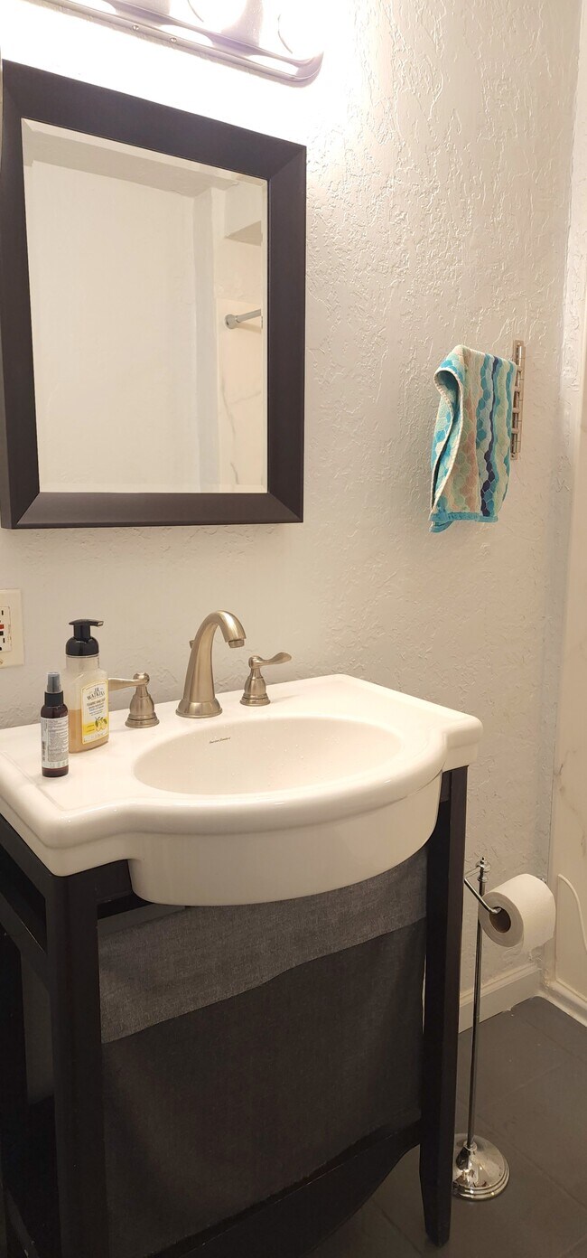 Building Photo - 42-KE642 N Bass Ct