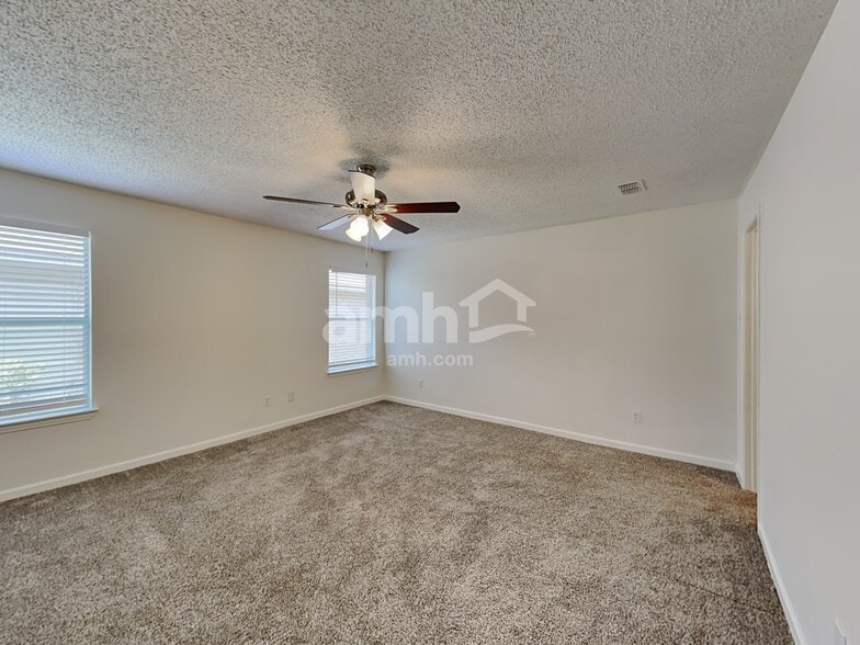 Building Photo - 1475 Stewart Dr