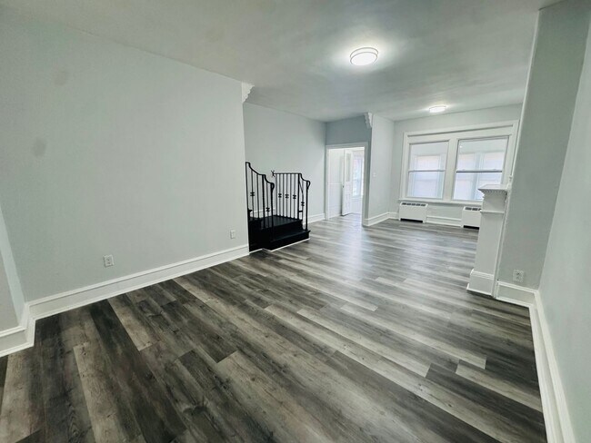 Building Photo - Large 4 bd Remodeled Section 8 Home!! Sect...