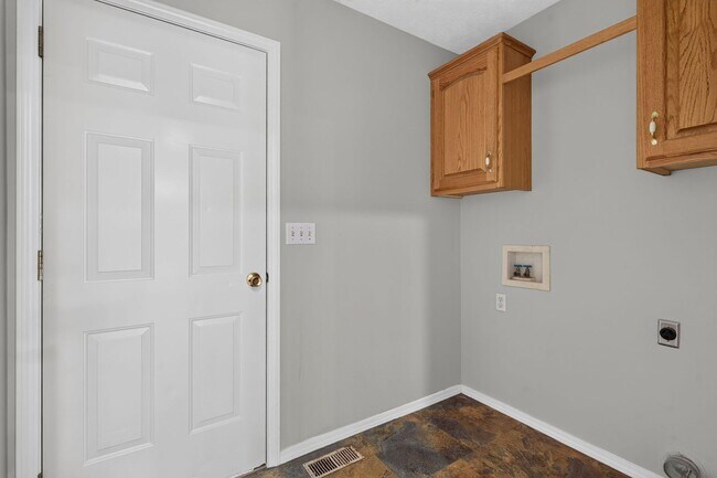 Building Photo - Spacious 4-Bedroom Home with Huge Backyard in Ozark!