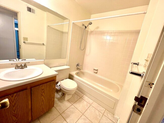 Building Photo - 2-Bedroom in Woodside Condos